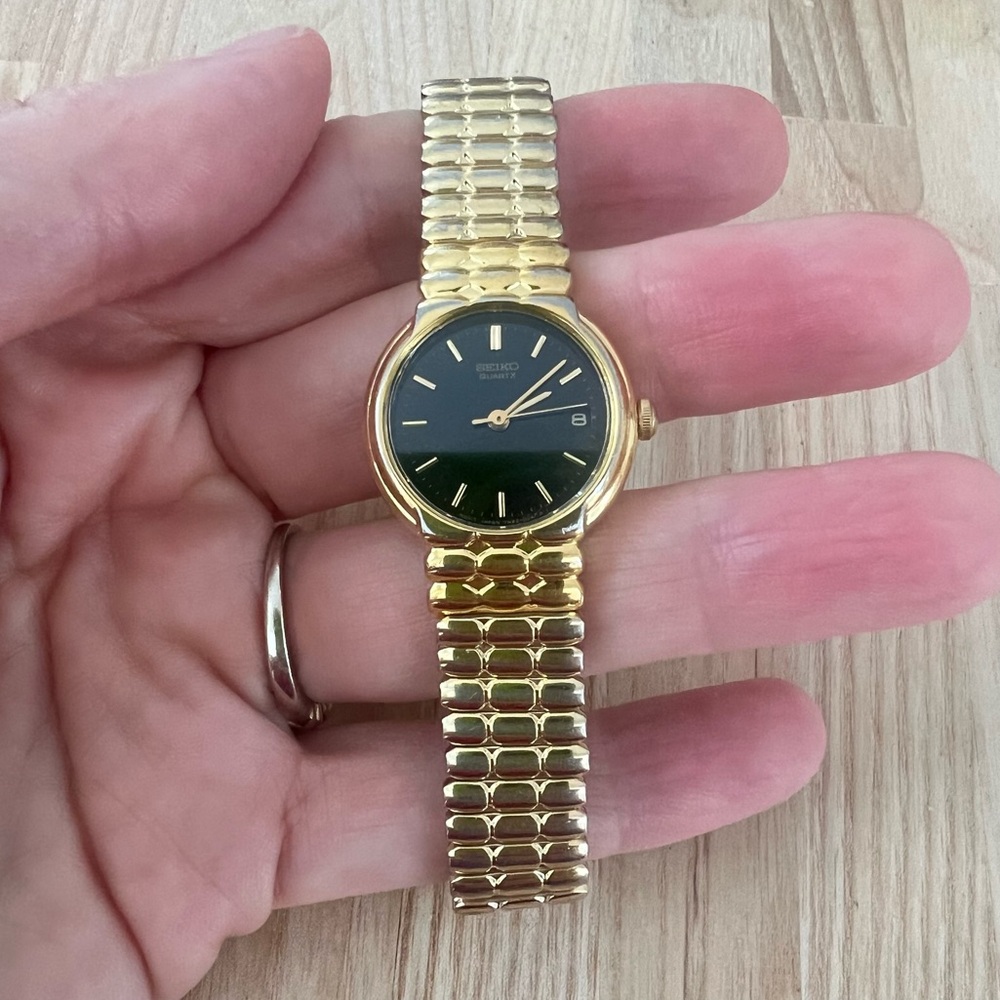 Seiko ladies black dial gold tone dress watch NEW BATTERY